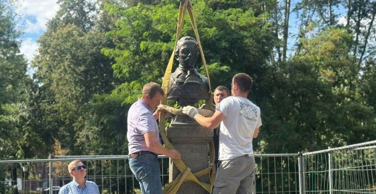В Пензе начали реставрировать бюст Лермонтова 21 августа