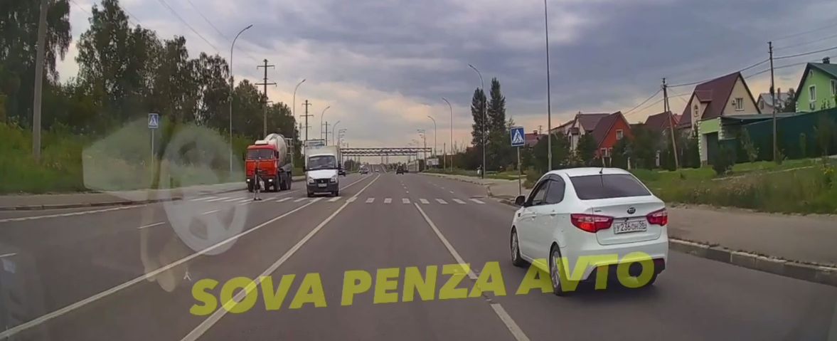 Водитель Газели едва не сбил пешехода на переходе в Пензе
