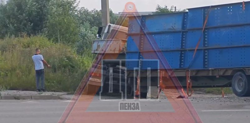 Столкновение грузовиков на М5 затруднило движение в Пензенской области