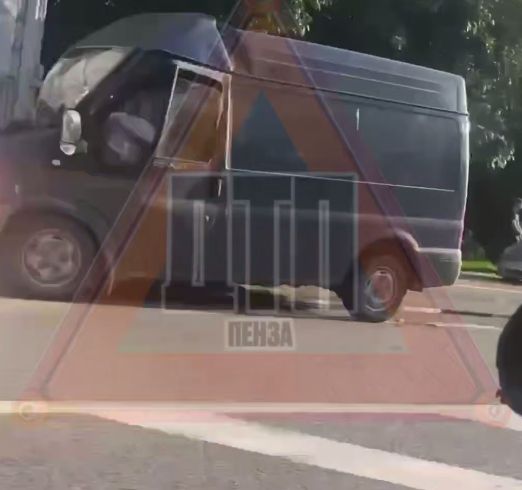 Фургон сплющило после столкновения с фурой под Пензой