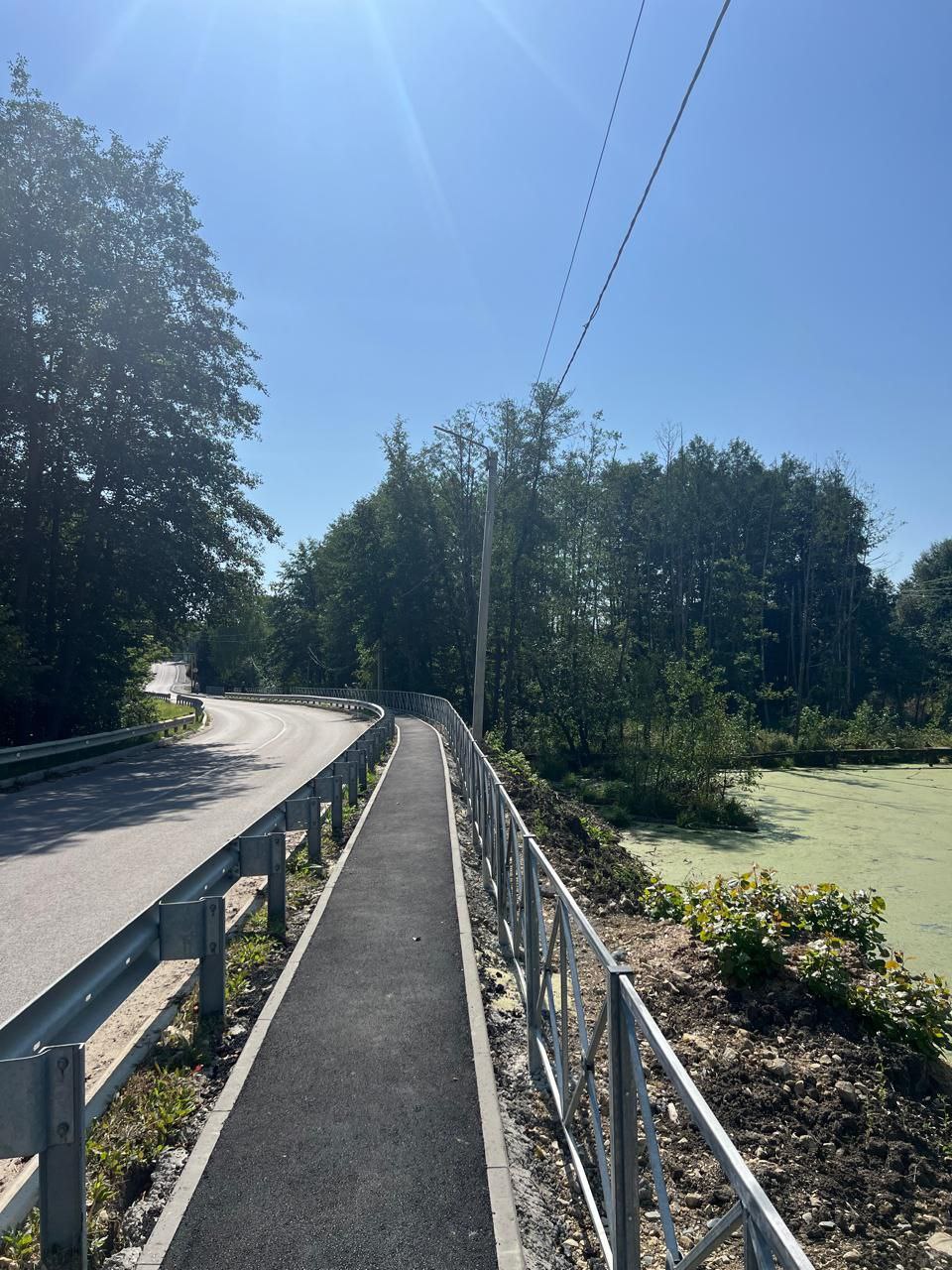 На дороге «Золотаревка — Шнаево» появился новый тротуар и ограждения