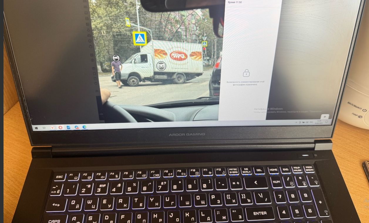 Газель угодила в открытый люк на улице Луначарского в Пензе