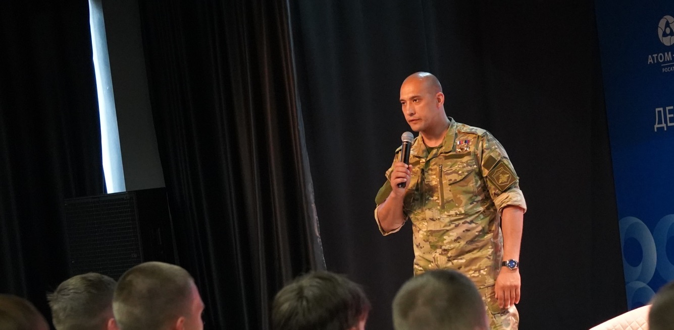 Юнармейцы на сборах "Гвардеец" встретились с Героями России