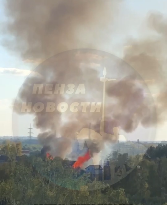 В Пензе загорелся расселенный дом: на месте работают пожарные