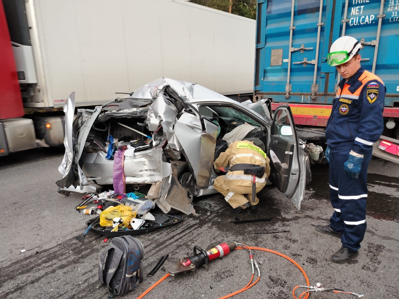 На месте жуткого ДТП на М5 работали спасатели: опубликованы новые страшные кадры