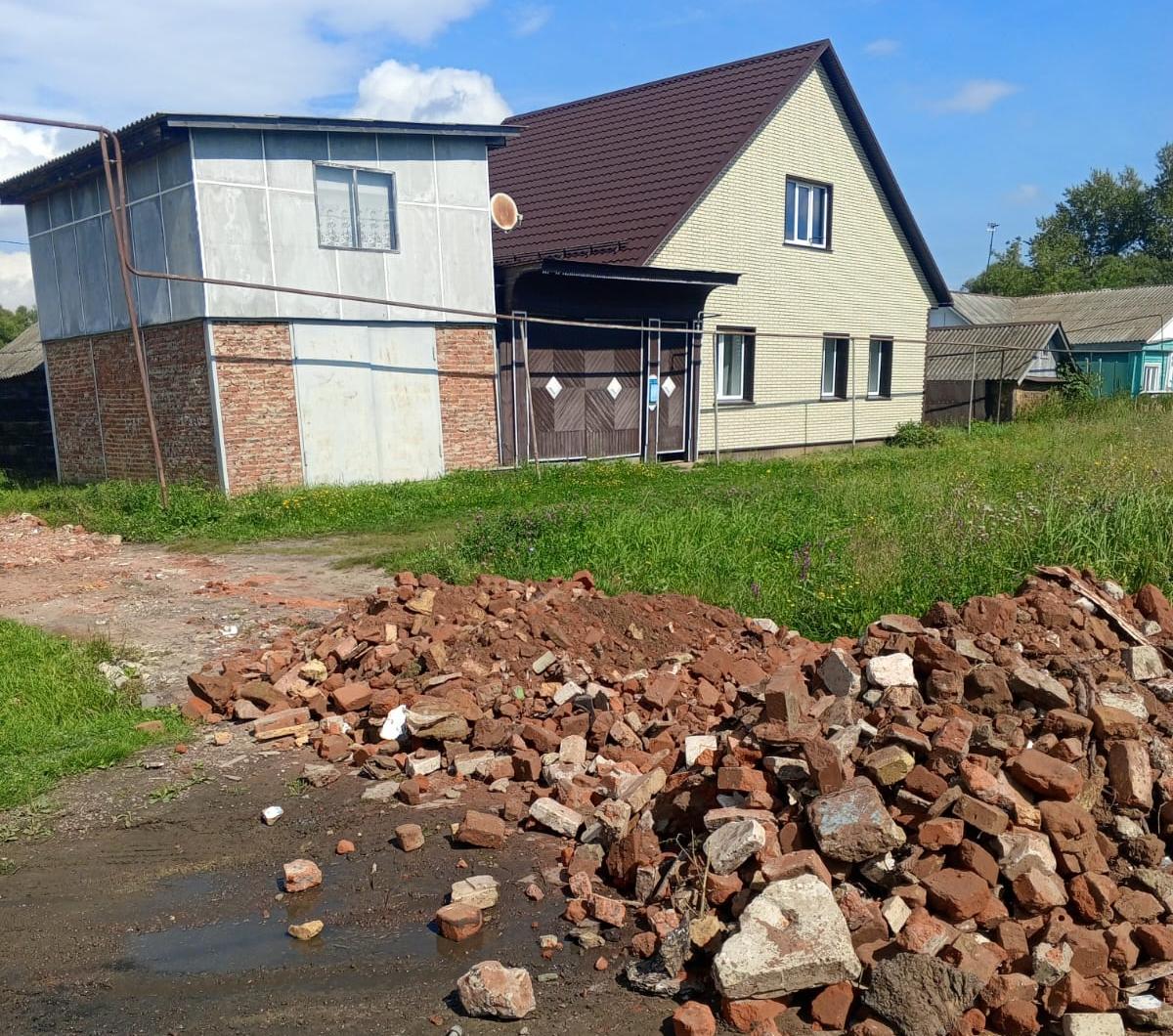 В Нижнеломовском районе жителям пришлось скинуться деньгами на отсыпку дороги