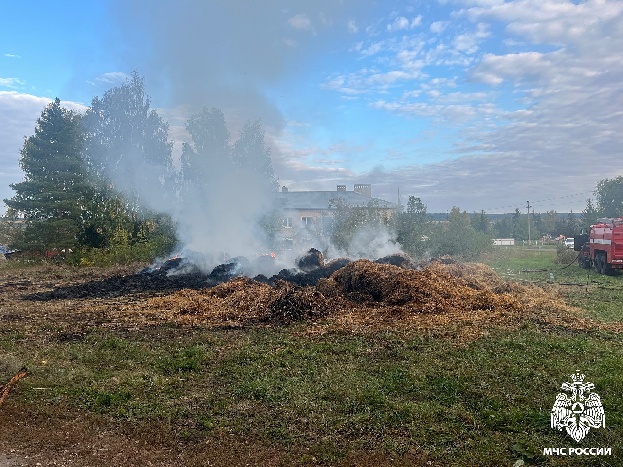 В Кузнецком районе из-за поджога сгорели 50 тюков сена