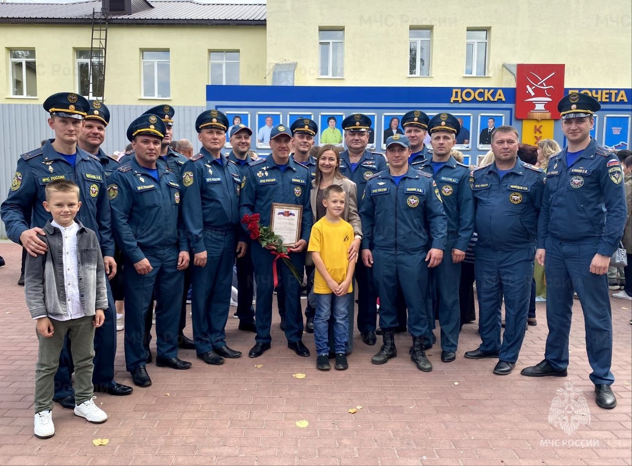 В Кузнецке сотрудники МЧС получили высокие награды за самоотверженный труд