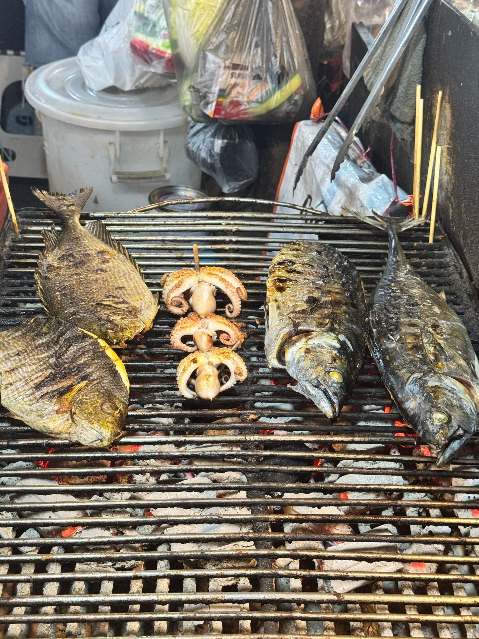 Караси, запеченные с овощами в сметанном соусе