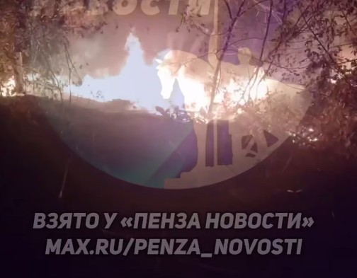 В Пензе случился пожар рядом с гаражами на улице Клары Цеткин