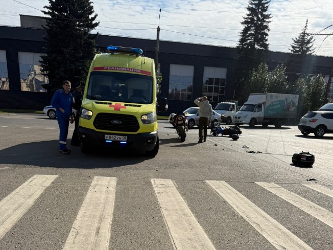 В Пензе 18 сентября мотоциклист влетел в легковушку с детьми в салоне