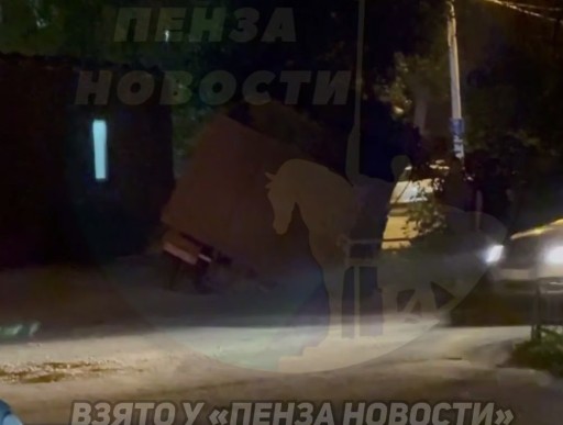 Грузовик провалился под асфальт у памятника Победы в Пензе