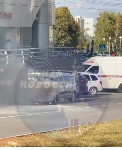 В Пензе на улице Красной шесть пожарных тушили горящий автомобиль
