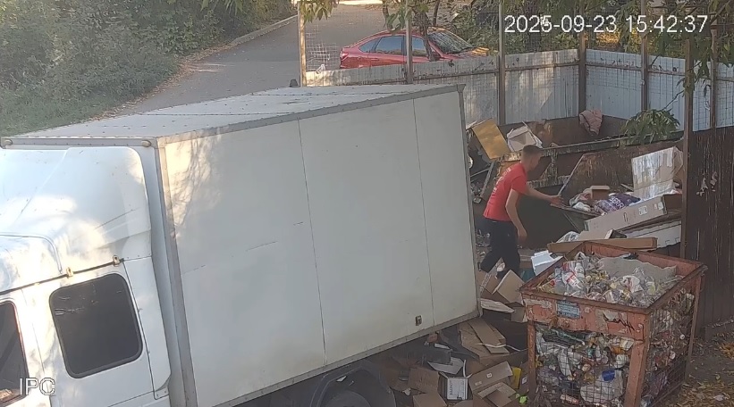 В Пензе администрация показала нарушителей, складирующих мусор на площадке