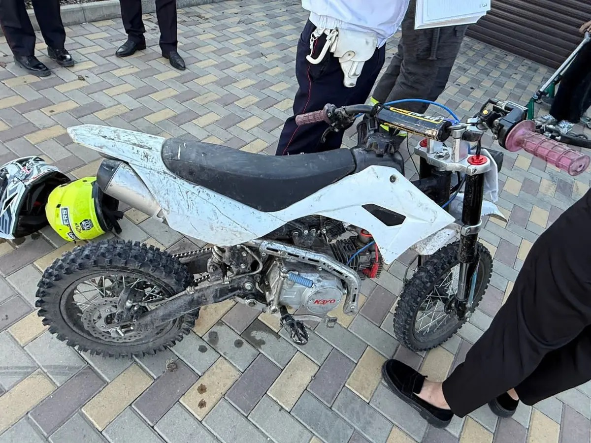 Трое подростков на питбайке влетели в бетоновоз, двое погибли