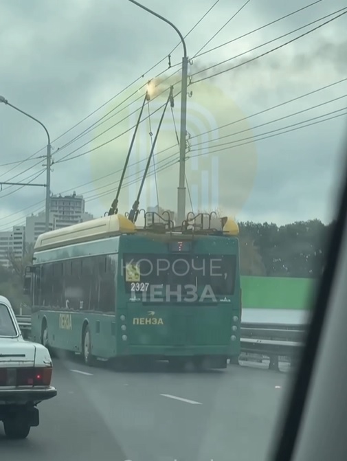 В Пензе очевидцы сняли на видео искрящийся троллейбус