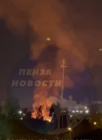 В Пензе на Шуисте горящий деревянный дом тушили 18 спасателей