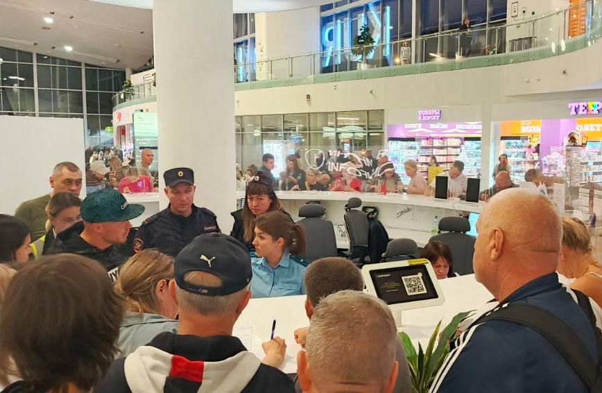 Пензенцы застряли в аэропорту Курумоч и попали в бунт из-за задержки рейса