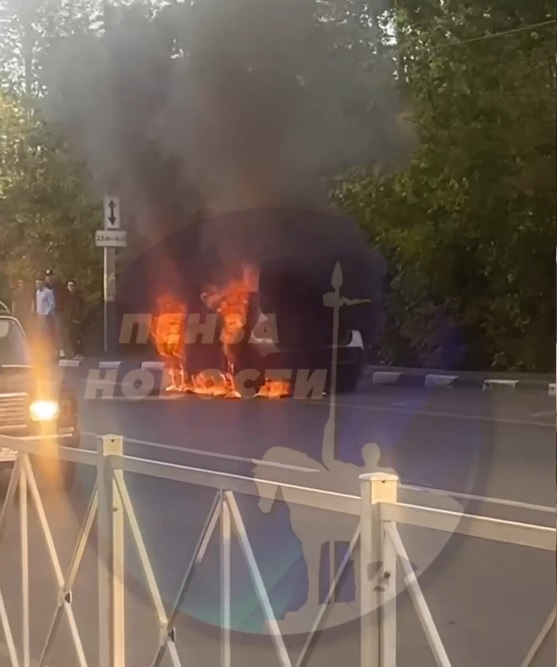 В Пензе на улице Измайлова сгорел автомобиль BMW: опубликовано видео
