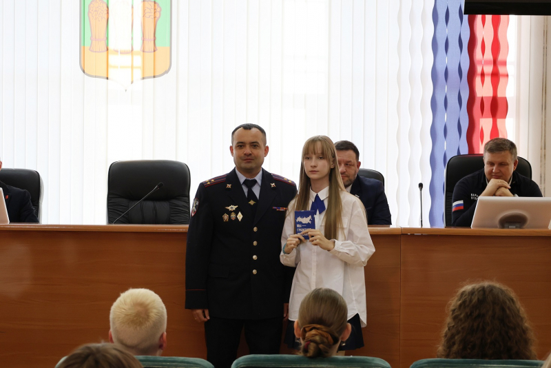 В Пензе врио начальника УМВД Ренат Алмаев вручил паспорта 14-летним активистам