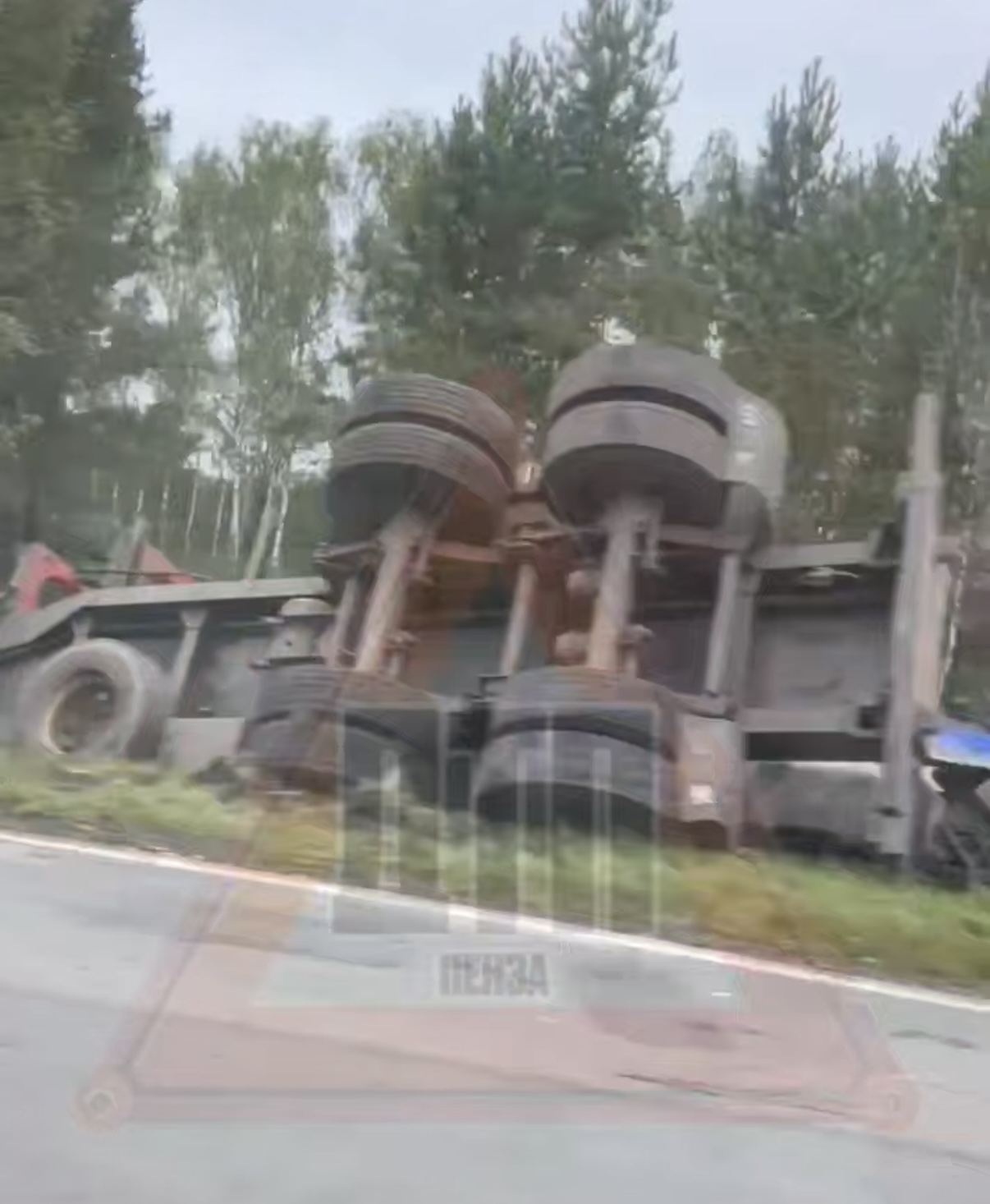 Фура перевернулась после столкновения с легковушкой под Никольском