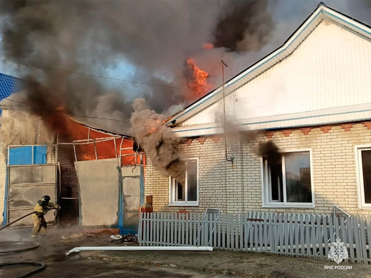 В Кузнецке пожар площадью 200 квадратов уничтожил жилой дом