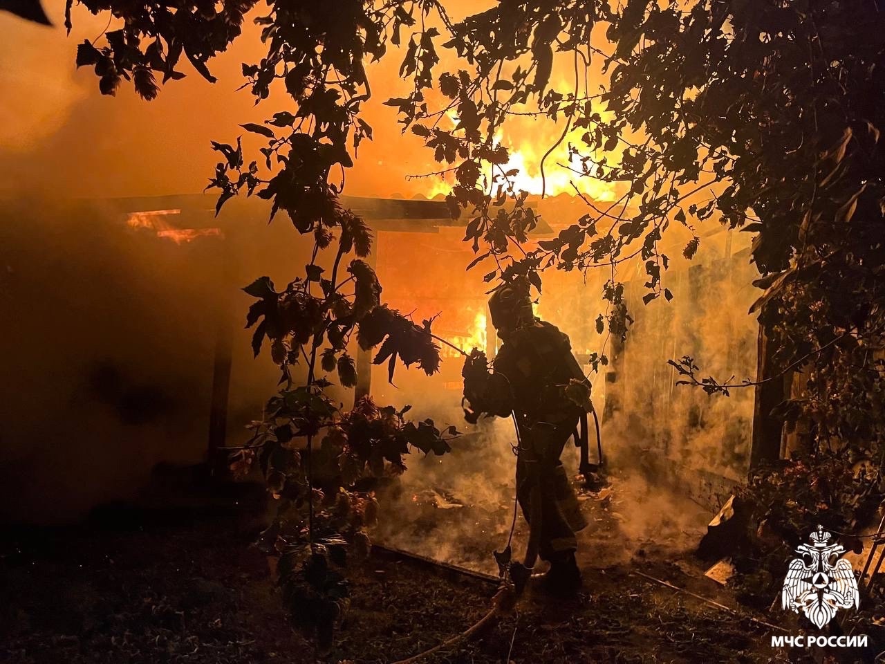 В Кузнецке сгорела кровля и пристрой дома: новые подробности пожара