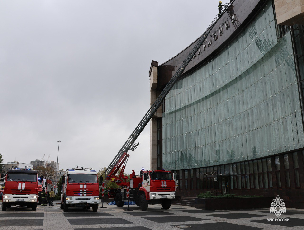 В Пензе за 20 минут потушили пожар на крыше филармонии