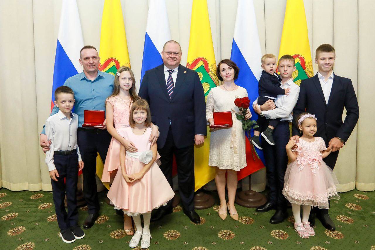 Более 70 жителей Пензенской области награждены за трудовые заслуги и вклад в СВО