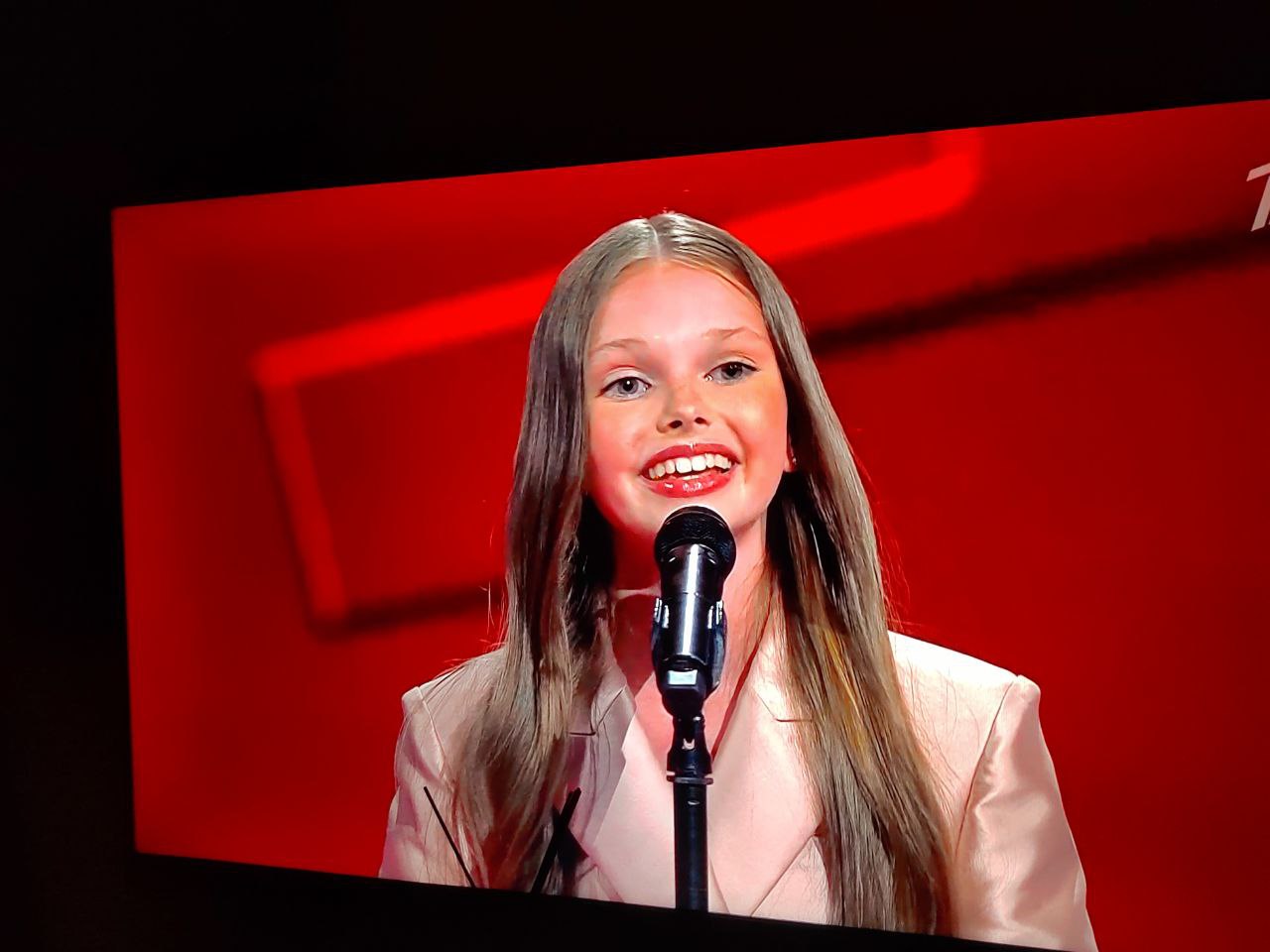 Юная София Дамарнацкая из Пензы заставила жюри шоу Голос Дети выступить с ней