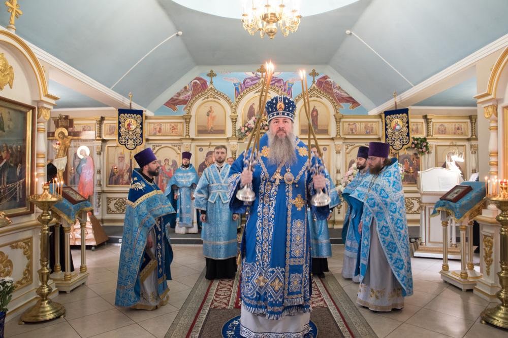Митрополит Серафим провел службу в Успенском храме поселка Победа