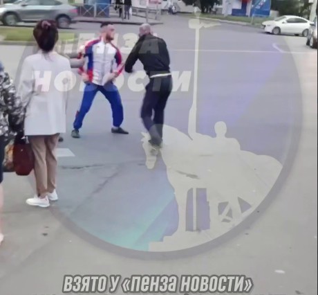В Пензе мужчина избил женщину на пешеходном переходе в Арбеково