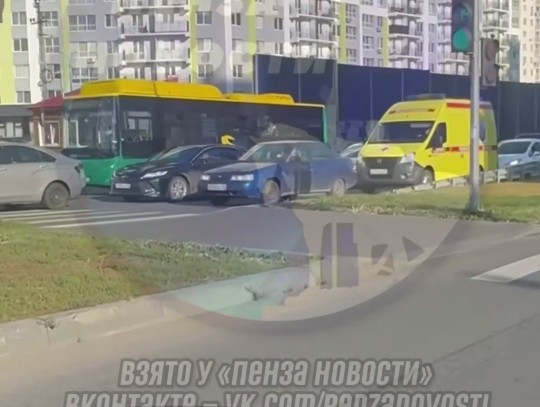 В пензенской Заре реанимация не может проехать из-за огромной пробки