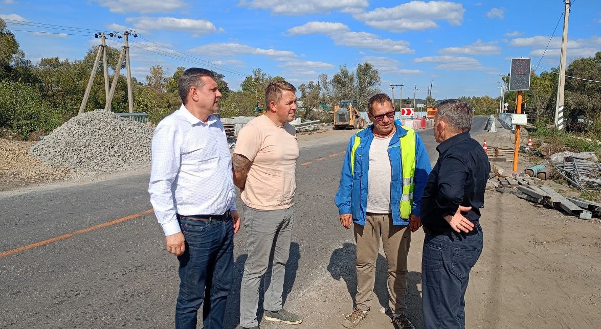 Александр Гришаев лично проверил, как строят дороги в районах и больницу