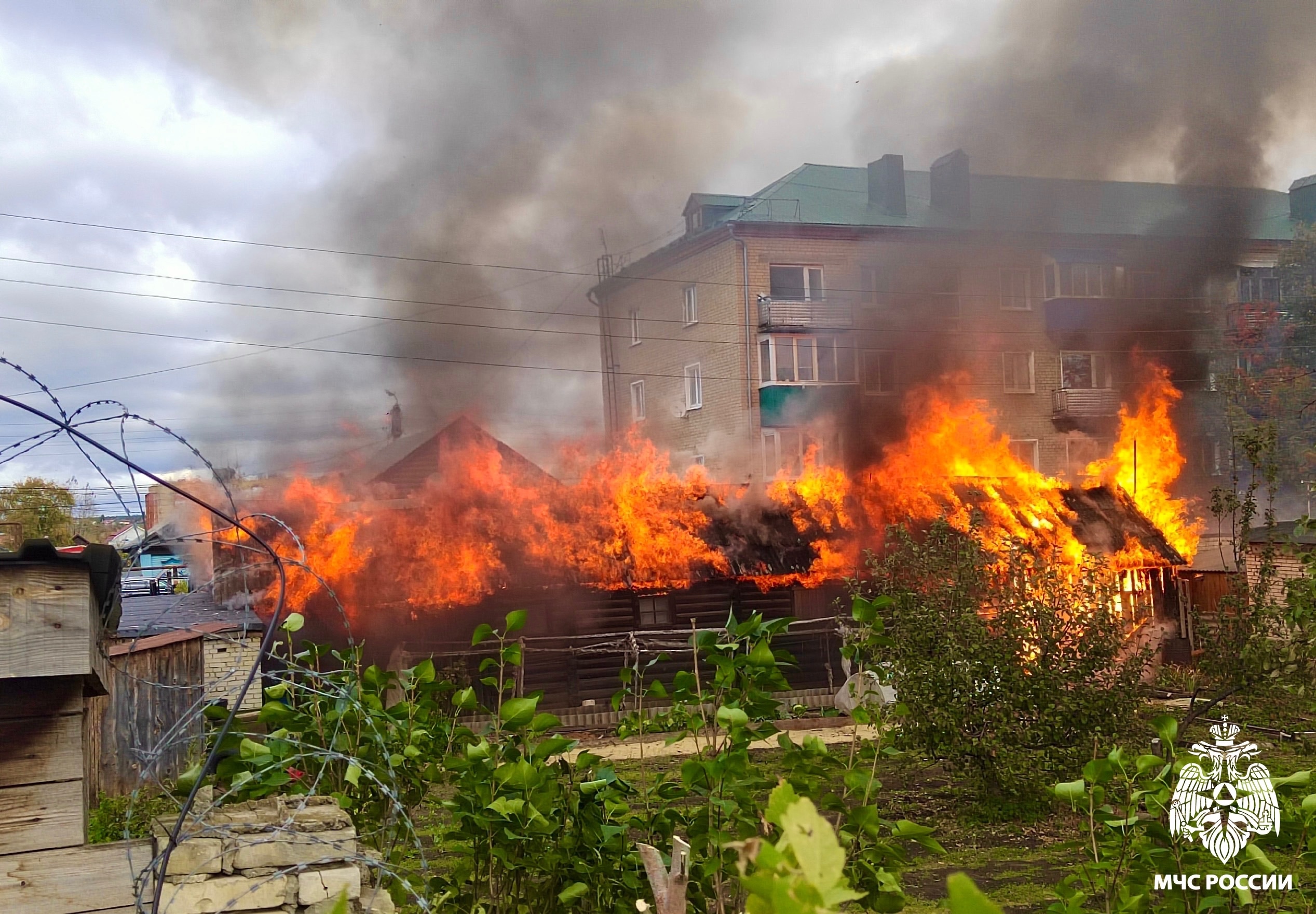 В Кузнецке на улице Калинина горели хозпостройки, гараж и машина