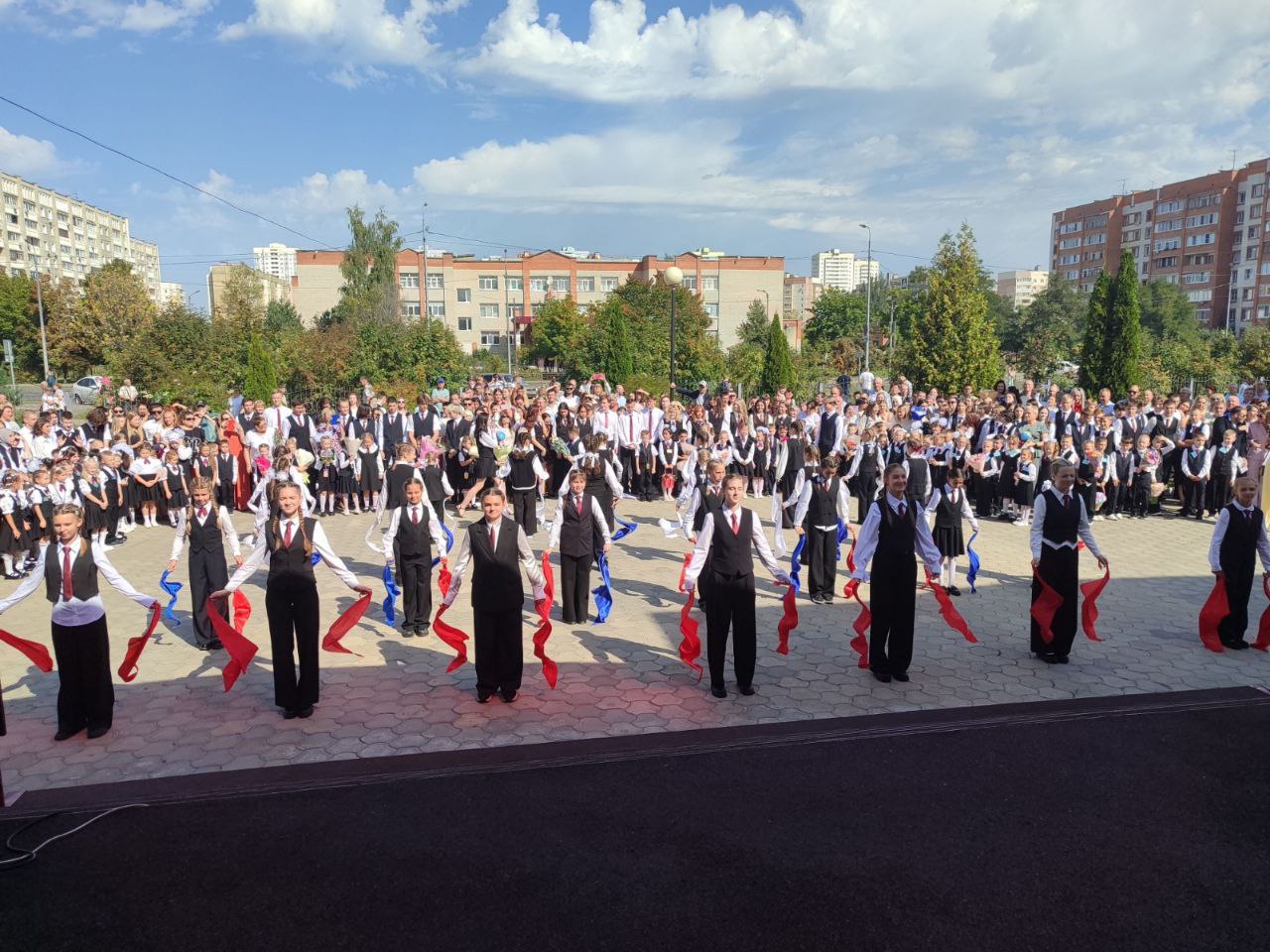 Первоклассники округа №1 получили подарки от Вадима Супикова к Дню знаний