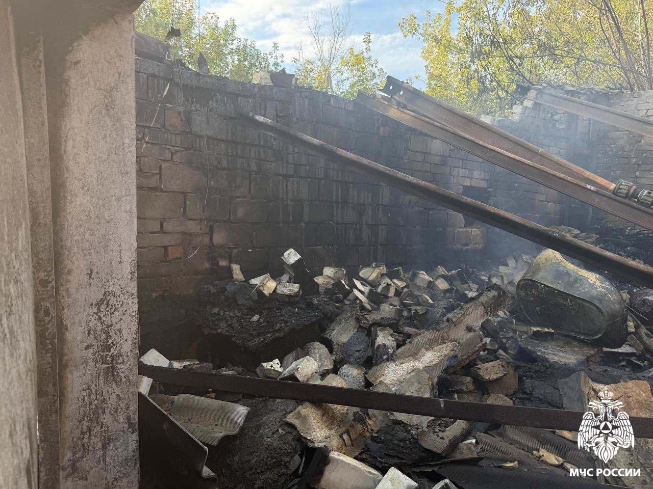 В Кузнецке из горящего гаража успели вынести два газовых баллона