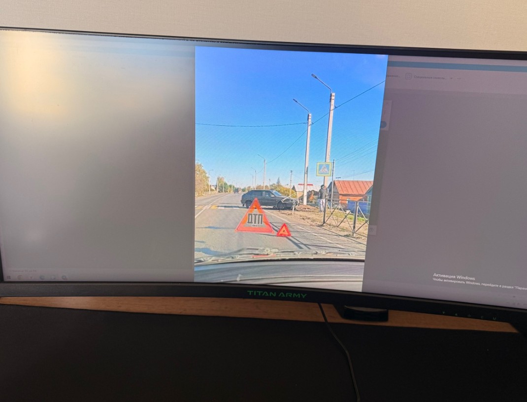 Автомобиль протаранил ограждение на пешеходном переходе в Бессоновке