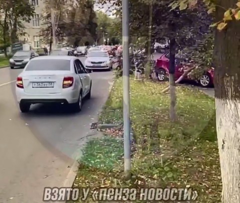 ДТП на улице Лермонтова: Иномарка в Пензе вылетела на тротуар после столкновения
