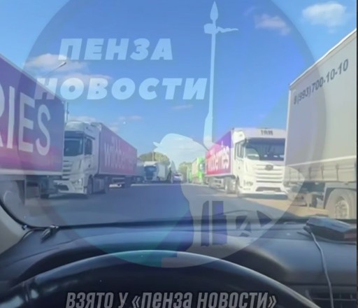 Фуры блокируют выезд из Зари: жители возмущены