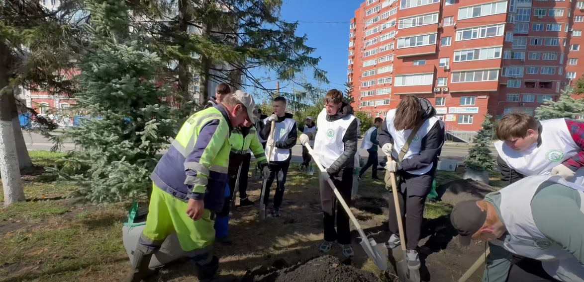 Пензенские активисты высадила деревья на набережной Суры