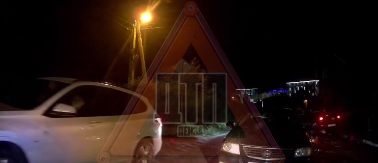 Легковушка пробила колеса, угодив в люк на улице Кольцова в Пензе