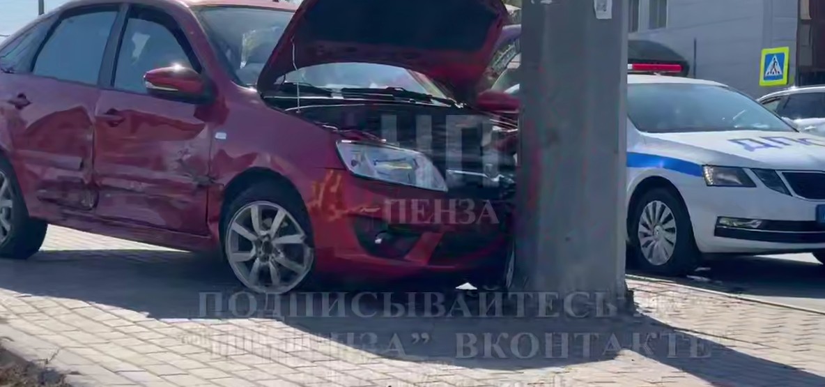 В Терновке легковушка вылетела на тротуар после столкновения