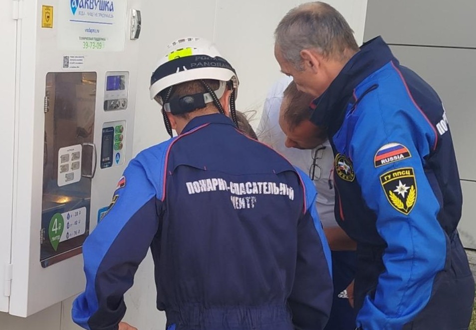 В Пензе спасатели освободили ребенка из ловушки автомата с водой