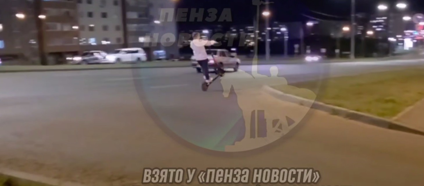 Пензенский подросток устроил опасное шоу на самокате посреди дороги