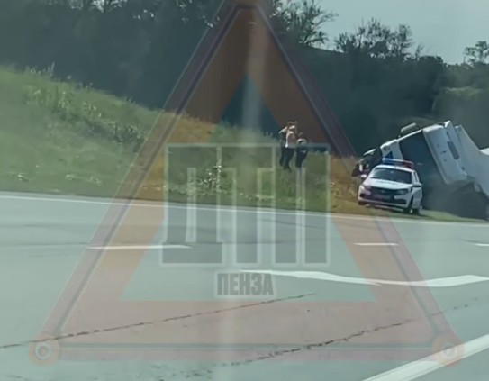 Днём 31 августа под Пензой перевернулась фура