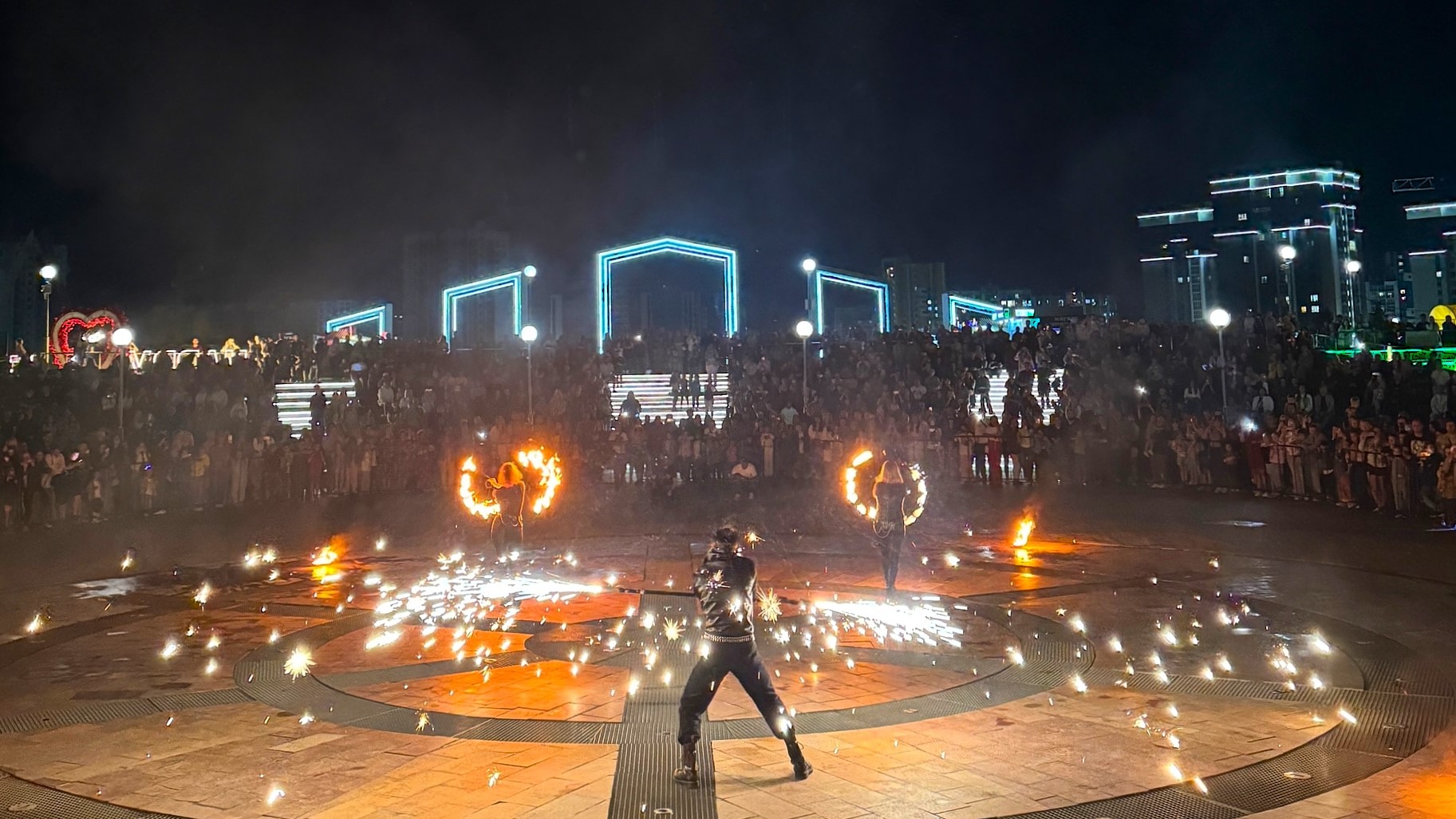 В Спутнике летний сезон закрылся многочасовым концертом и фаер-шоу