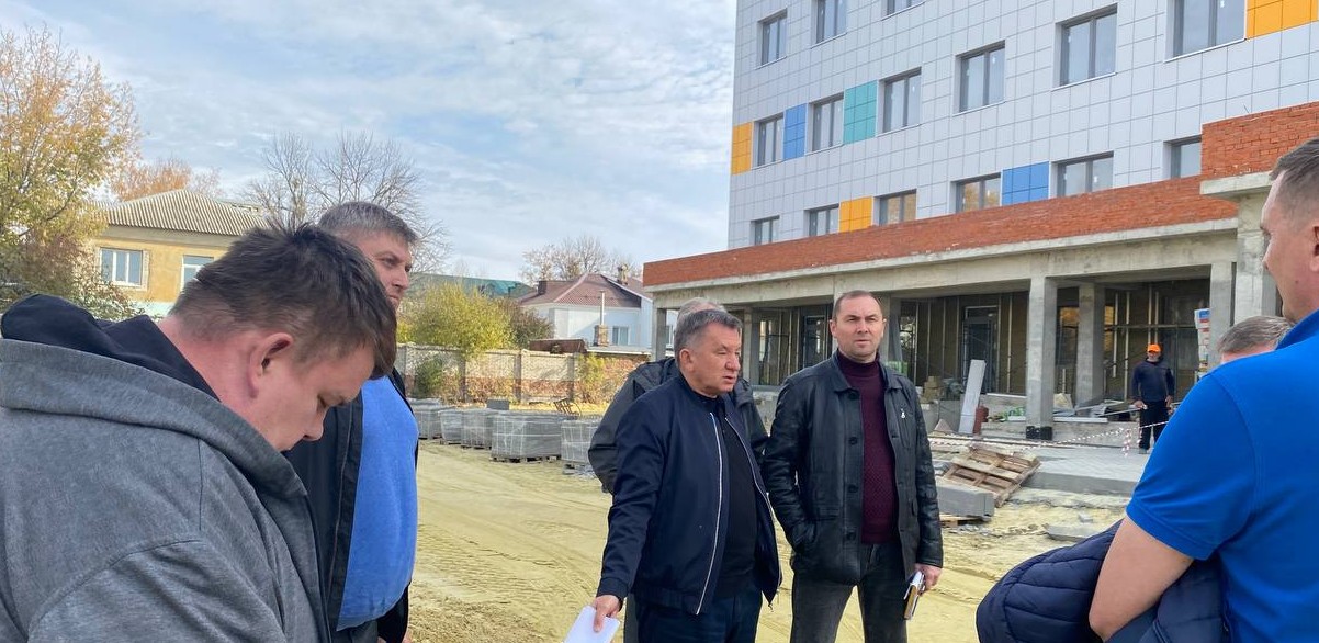 Глава Минстроя раскритиковал темпы строительства поликлиники в Кузнецке