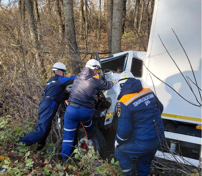 Спасатели освободили зажатого водителя после ДТП на трассе М5