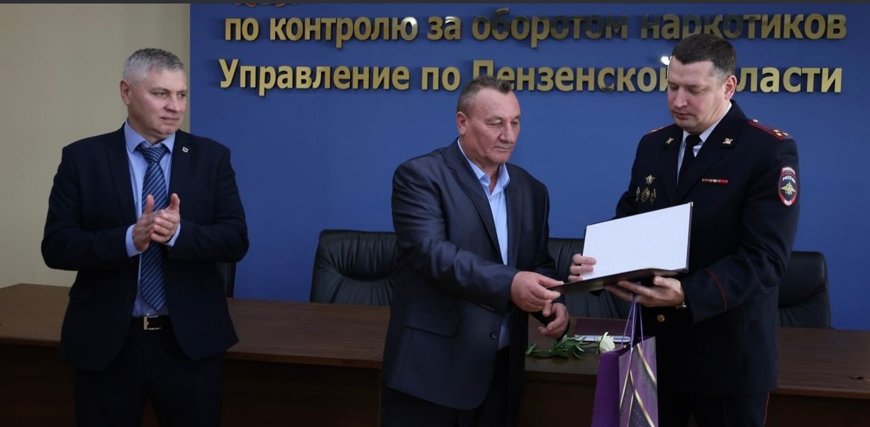 Майору Егору Костину из Земетчинского района вручили награду за 36 лет службы